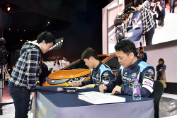 [서울모터쇼] 2017 슈퍼레이스 챔피언을 노리는 쉐보레 레이싱 팀, ‘서울모터쇼에서 팬 사인회 개최’