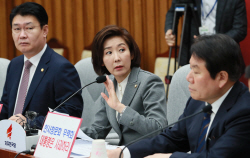 [포토]나경원 원내대표, '마이크가 나오나요?'                                                                                                                                                   