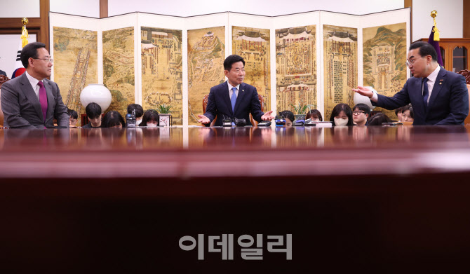 국회 본회의, '악수하는 박홍근-주호영'                                                                                                                                ...