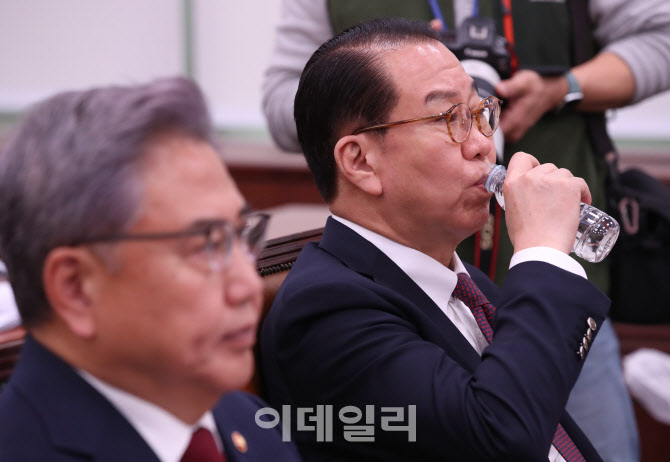 국회 본회의, '악수하는 박홍근-주호영'                                                                                                                                ...