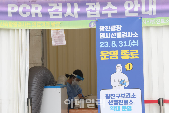 꽃 정리하는 유가족                                                                                                                                            ...