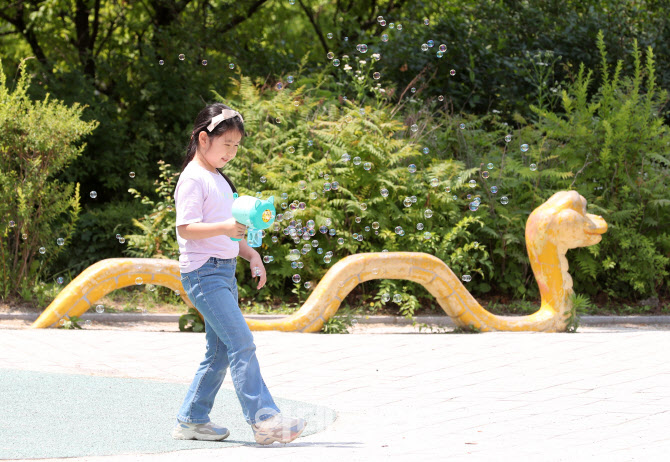 비눗방울 놀이하는 어린이들                                                                                                                                        ...
