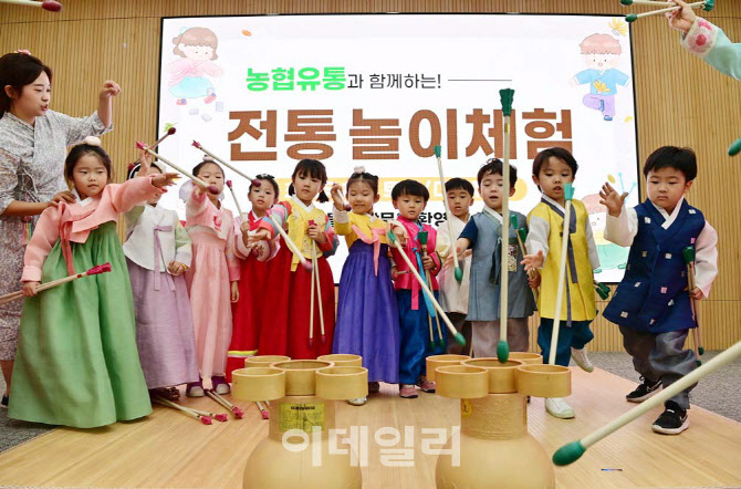 추석연휴 첫날, 백일홍 꽃밭에서 가을의 정취를                                                                                                                             ...