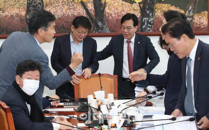 문풍지 살펴보는 시민                                                                                                                                           ...