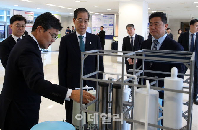 금통위 주재하는 한국은행 총재                                                                                                                                     ...