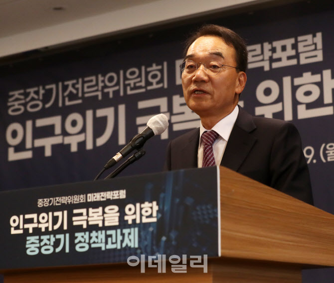 중소·벤처 기업 글로벌화 대책 브리핑하는 오영주 장관                                                                                                                         ...