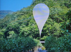 “파괴적이진 않지만 불안 고조”…전국 곳곳 뒤덮은 ‘北 오물풍선’