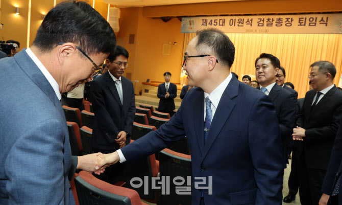 국군외상센터 외상소생실 현장 점검하는 김용현 국방부 장관                                                                                                                       ...