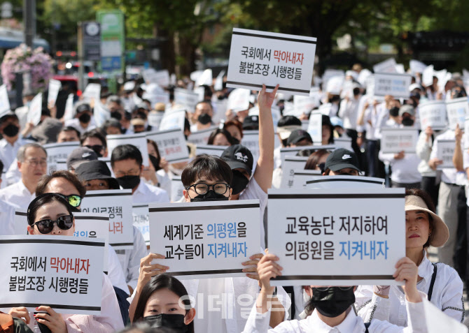 굳은 표정으로 서울지법 향하는 이재용 회장                                                                                                                              ...