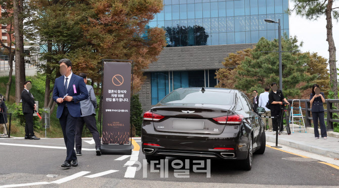 직원들로부터 당선 축하 꽃다발받는 정근식 서울시교육감                                                                                                                         ...