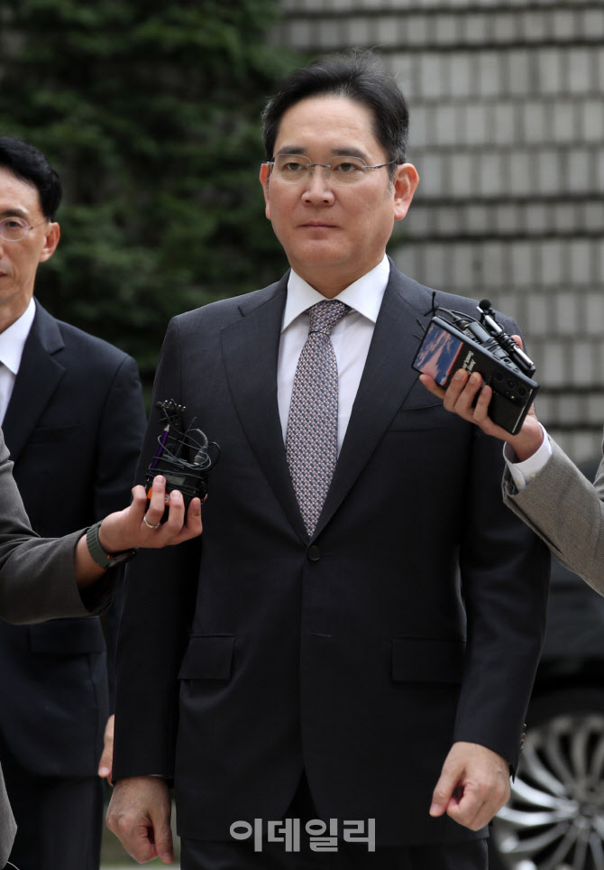 직원들로부터 당선 축하 꽃다발받는 정근식 서울시교육감                                                                                                                         ...