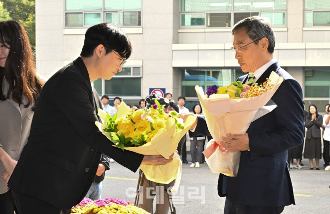 직원들로부터 당선 축하 꽃다발받는 정근식 서울시교육감                                                                                                                         ...