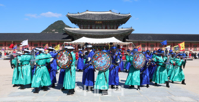 김희애, 우아함 가득 안고                                                                                                                                        ...