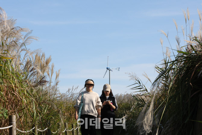 일본인 간수에 전한 안중근의 '독립' 유묵                                                                                                                               ...