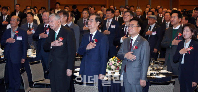 국민의례하는 한덕수 총리-이중근 노인회장과 내빈들                                                                                                                           ...