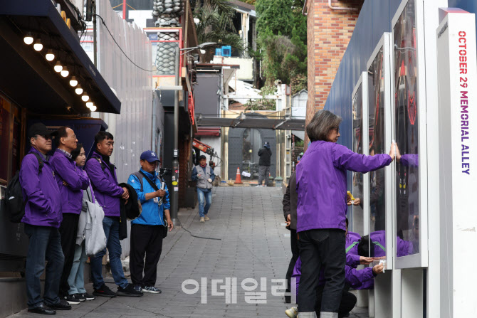 작품 설명 듣는 희생자 그레이스 라쉐드의 어머니                                                                                                                            ...