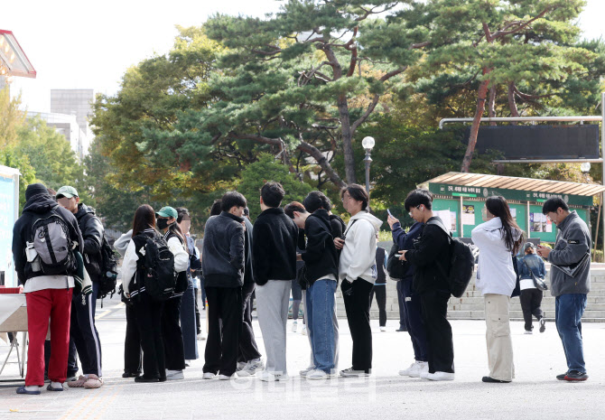 일본인 간수에 전한 안중근의 '독립' 유묵                                                                                                                               ...