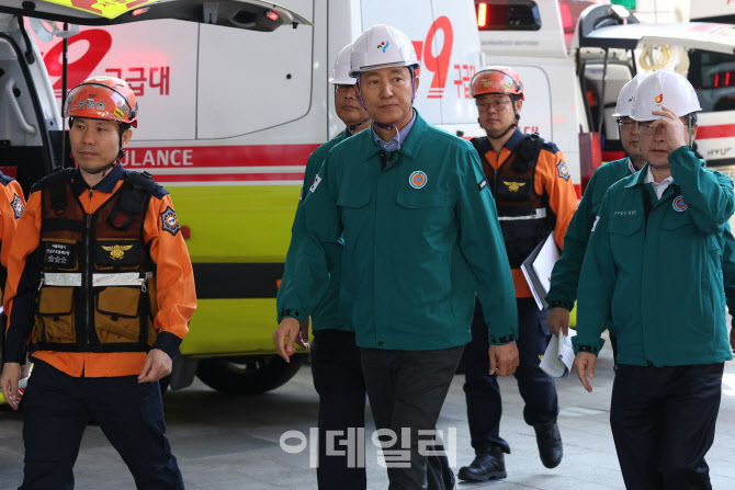 훈련장 이동하는 '시니어 아미'                                                                                                                                    ...