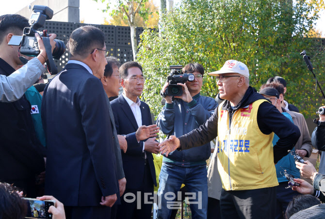 6.25전쟁납북자기념관 앞에서 벌어진 대북전단 논쟁                                                                                                                          ...