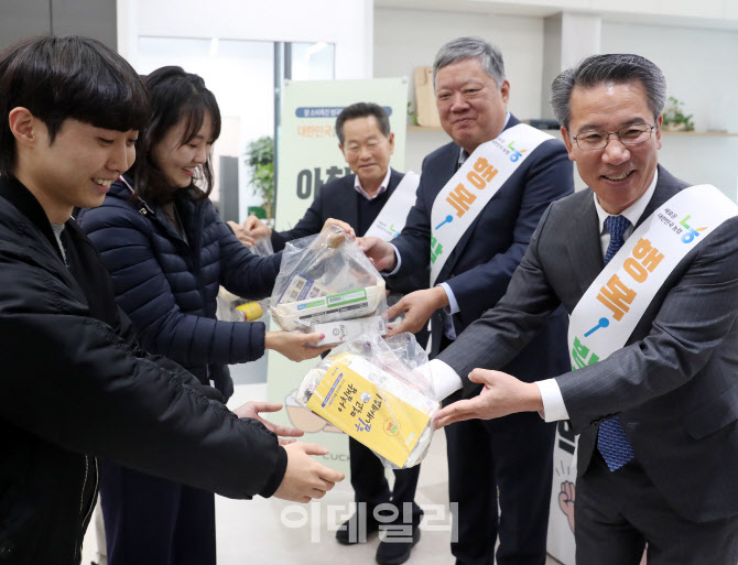 출근길 쿠첸 직원, 아침밥 먹기 캠페인                                                                                                                                ...