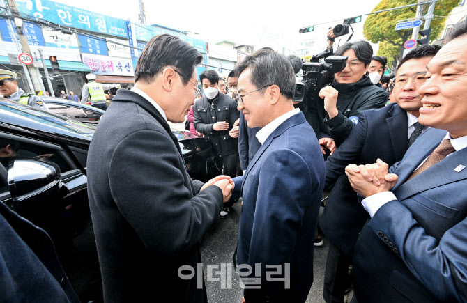 인사 나누는 이재명 더불어민주당 대표-김동연 경기지사                                                                                                                         ...