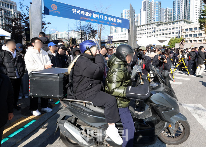 오토바이 이용해 오후 논술고사장으로 이동하는 수험생                                                                                                                          ...