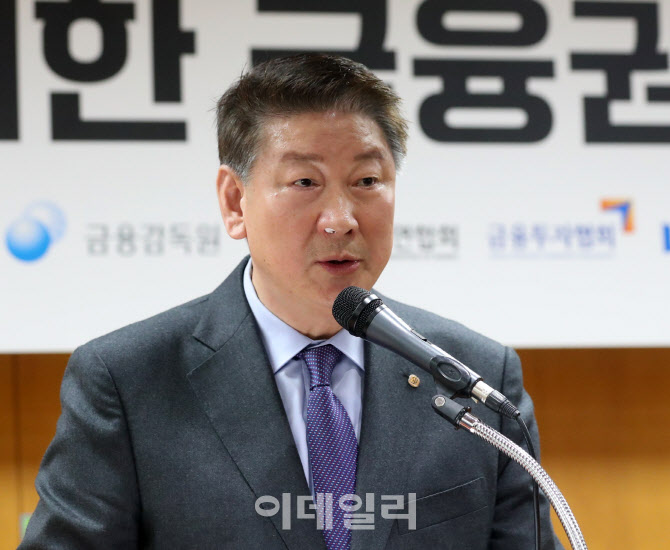 '금융권 공감의 장' 인사말하는 오화경 회장                                                                                                                             ...