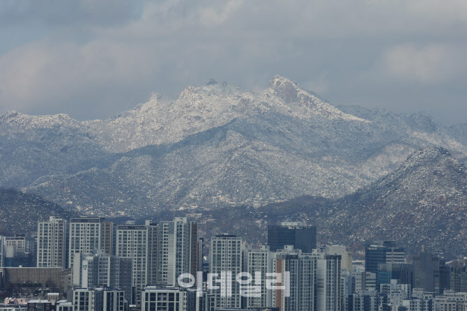 이틀 연속 폭설에 눈 쌓인 북한산                                                                                                                                    ...