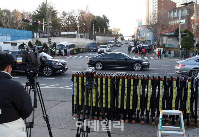 대통령실 입구의 취재진                                                                                                                                         ...