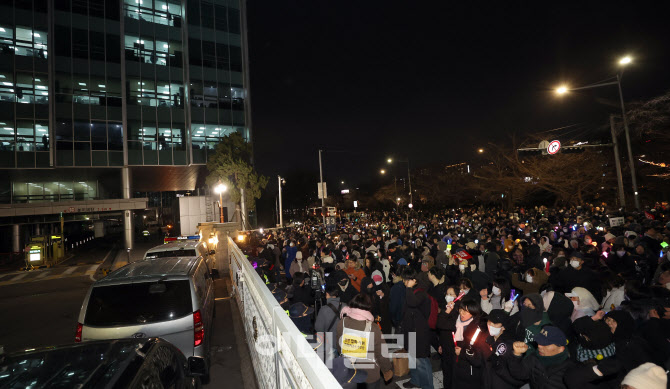 의원회관 앞에서 국민의힘 의원들에게 투표 참여 촉구하는 시민들                                                                                                                    ...