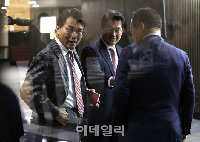 윤상현-배준영, '비공개 의원총회 참석'                                                                                                                                ...