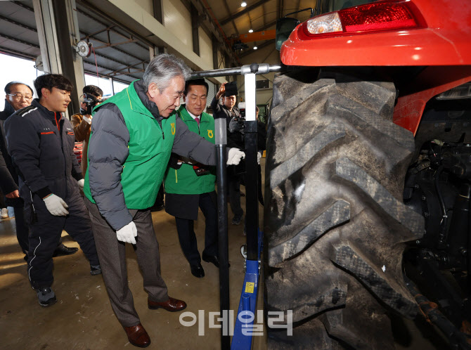 농기계 정비 시연하는 강호동 농협 회장                                                                                                                                ...