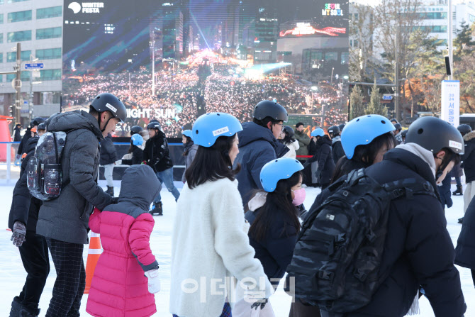 스케이트 타는 시민들로 북적                                                                                                                                       ...