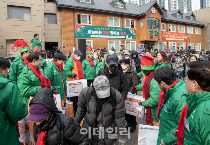 37번째 거리 성탄예배 열려 방한복·도시락으로 사랑 나눔                                                                                                                       ...