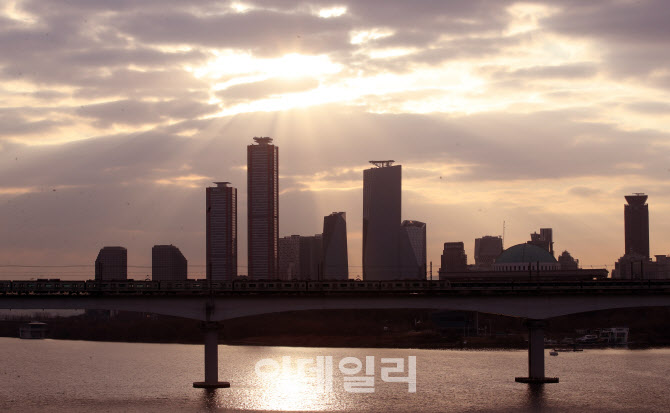 구름 사이로 보이는 2025년 첫 해                                                                                                                                  ...