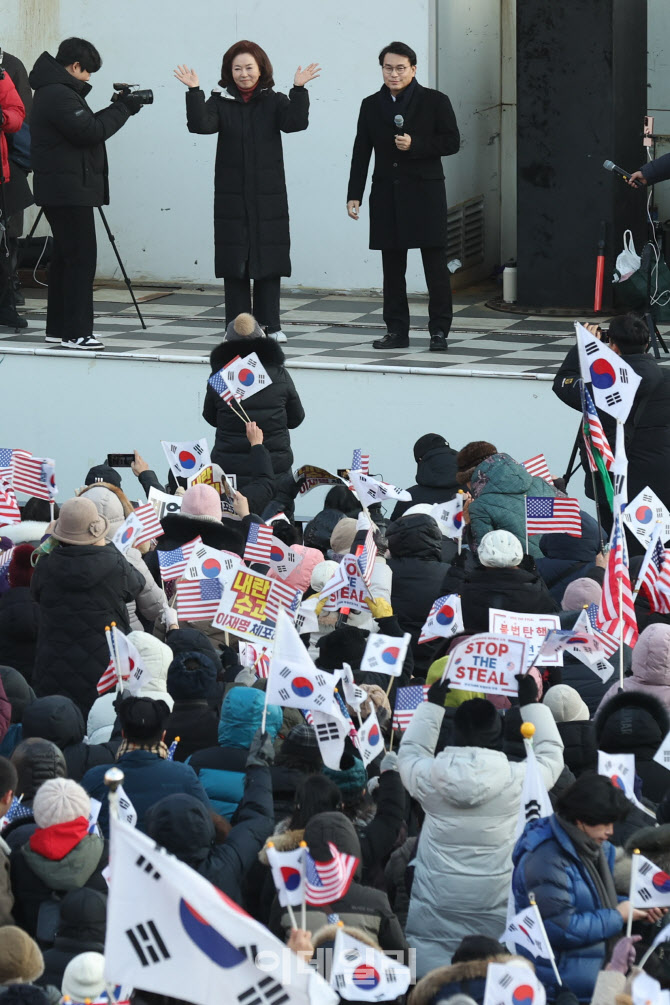 윤 대통령 지지자들에게 인사하는 윤상현-김민전                                                                                                                             ...