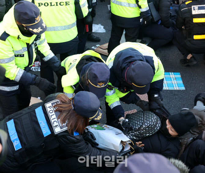 윤 대통령 지지자 강제 해산하는 경찰                                                                                                                                  ...