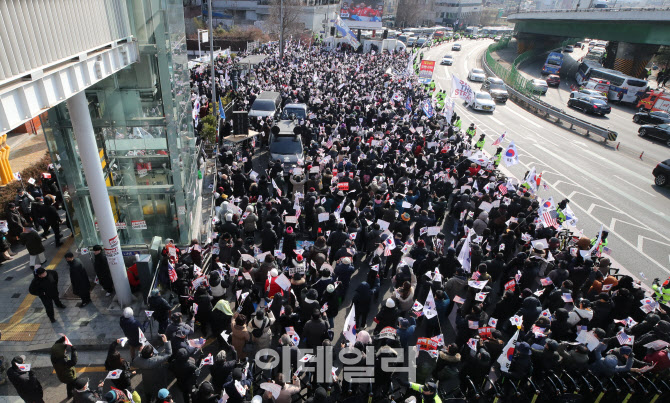 윤석열 대통령 지지자 시위                                                                                                                                        ...