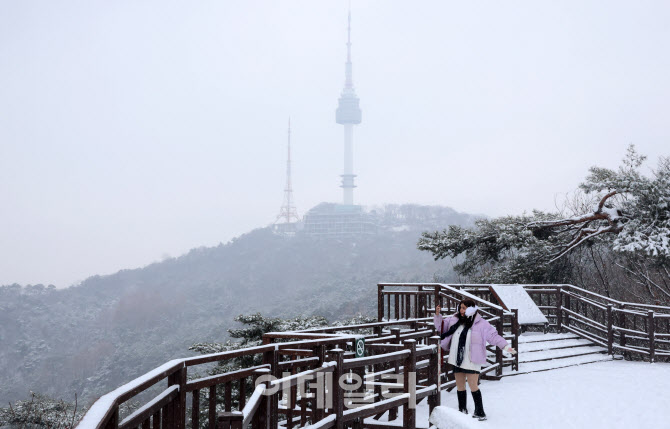 서울 설경을 휴대폰에 담아요                                                                                                                                       ...