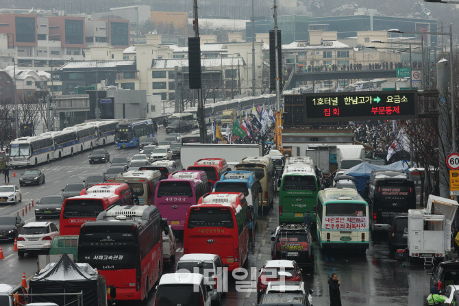 양 극단의 집회로 마비된 한남동                                                                                                                                     ...