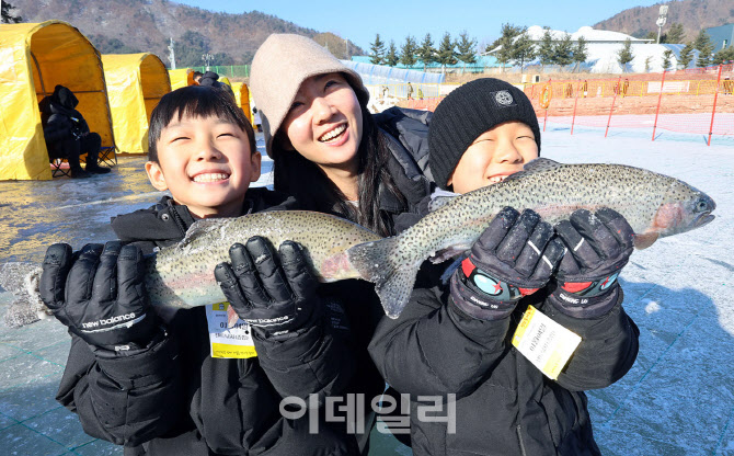 추위 잊은 송어얼음낚시                                                                                                                                         ...