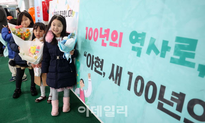 우리가 100번째 신입생이래요~~                                                                                                                                    ...