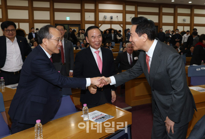 국회무궁화포럼, '악수하는 오세훈-추경호'                                                                                                                               ...