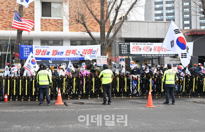 헌법재판소 앞 긴장감 고조                                                                                                                                        ...