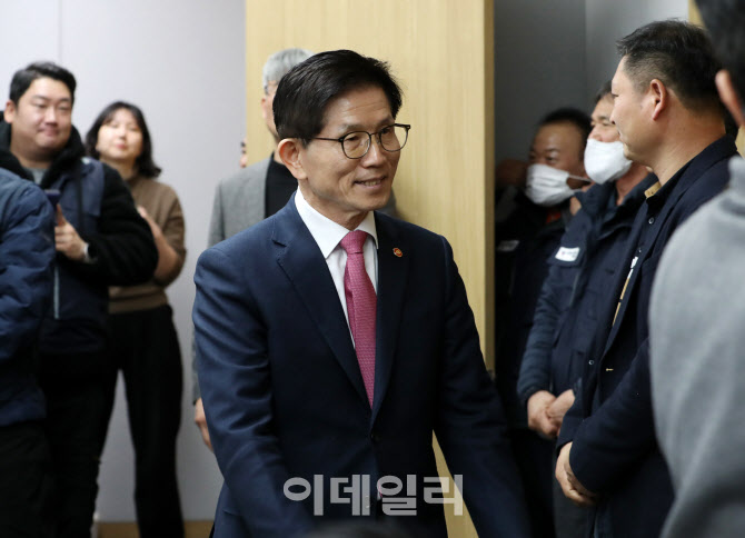 현장 간담회 참석하는 김문수 고용노동부 장관                                                                                                                             ...