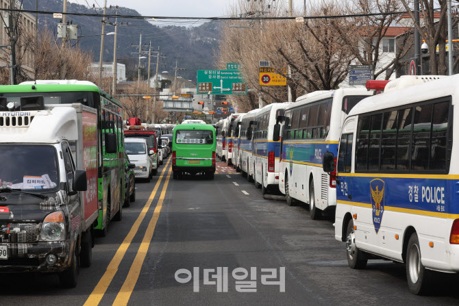 경찰버스 차벽으로 헌재 인근 교통체증 '심화'                                                                                                                             ...