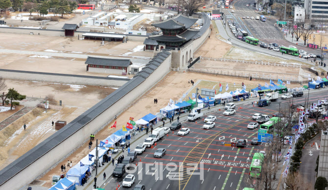 보행로에 설치된 윤석열 대통령 탄핵 촉구 천막 농성장                                                                                                                         ...