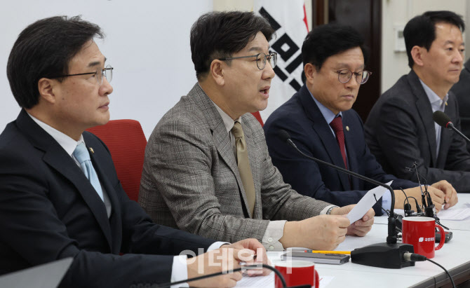 기자간담회, '발언하는 권성동 원내대표'                                                                                                                                ...