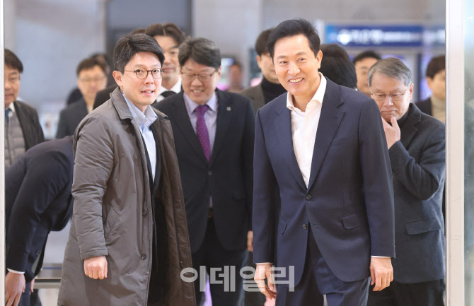 강연장 입장하는 오세훈 서울시장                                                                                                                                     ...