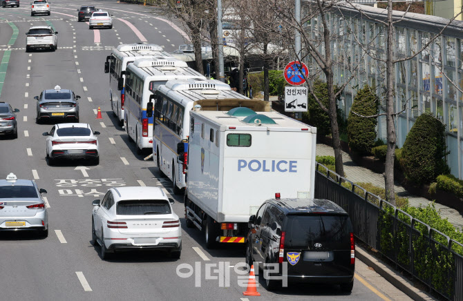 尹 파면 사흘째, 아직 관저에...퇴거 언제                                                                                                                              ...